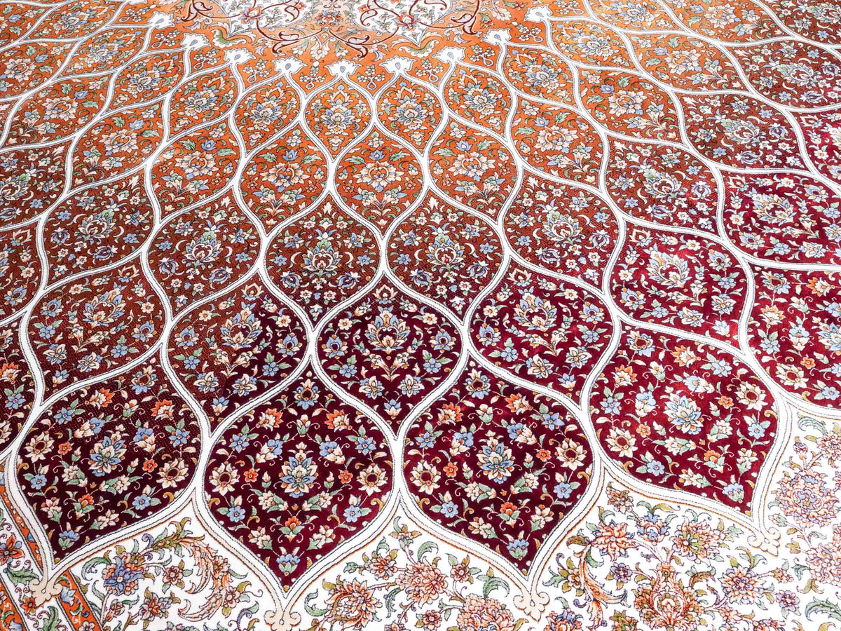 Ghom Maschinenteppich "Rudabeh" 350 x 250 cm, mit Medaillon, aus pflanzlicher Seide (Viskose), Rot-Cremeweiß. Teppichnummer: V72RC875H. Persian Luxury Collection by Khademi. Made in Iran / Persia – Vertrieb durch JUPITER Intl.