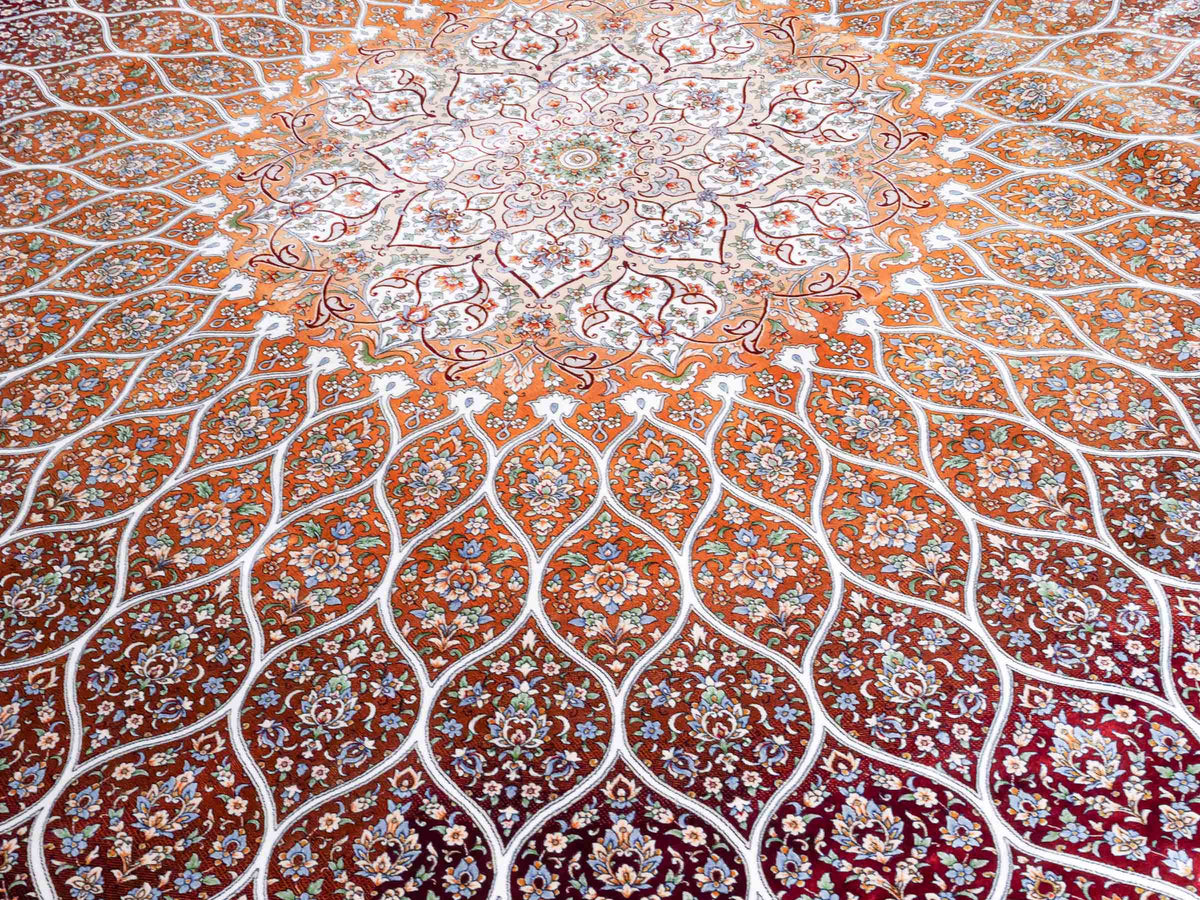 Ghom Maschinenteppich "Rudabeh" 350 x 250 cm, mit Medaillon, aus pflanzlicher Seide (Viskose), Rot-Cremeweiß. Teppichnummer: V72RC875H. Persian Luxury Collection by Khademi. Made in Iran / Persia – Vertrieb durch JUPITER Intl.