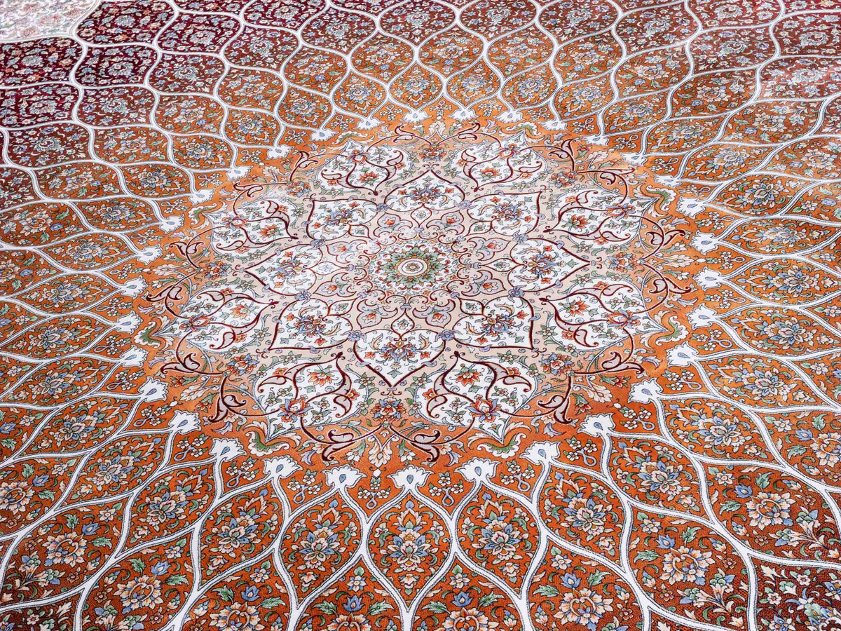 Ghom Maschinenteppich "Rudabeh" 350 x 250 cm, mit Medaillon, aus pflanzlicher Seide (Viskose), Rot-Cremeweiß. Teppichnummer: V72RC875H. Persian Luxury Collection by Khademi. Made in Iran / Persia – Vertrieb durch JUPITER Intl.