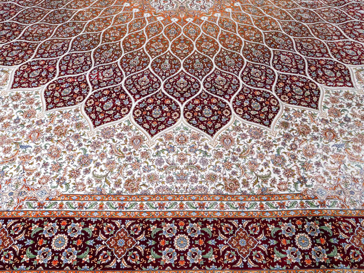 Ghom Maschinenteppich "Rudabeh" 350 x 250 cm, mit Medaillon, aus pflanzlicher Seide (Viskose), Rot-Cremeweiß. Teppichnummer: V72RC875H. Persian Luxury Collection by Khademi. Made in Iran / Persia – Vertrieb durch JUPITER Intl.