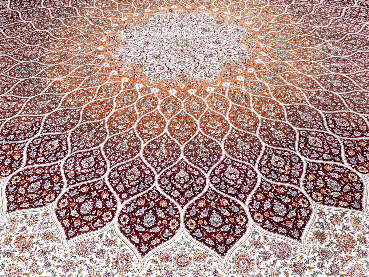 Ghom Maschinenteppich "Rudabeh" 350 x 250 cm, mit Medaillon, aus pflanzlicher Seide (Viskose), Rot-Cremeweiß. Teppichnummer: V72RC875H. Persian Luxury Collection by Khademi. Made in Iran / Persia – Vertrieb durch JUPITER Intl.