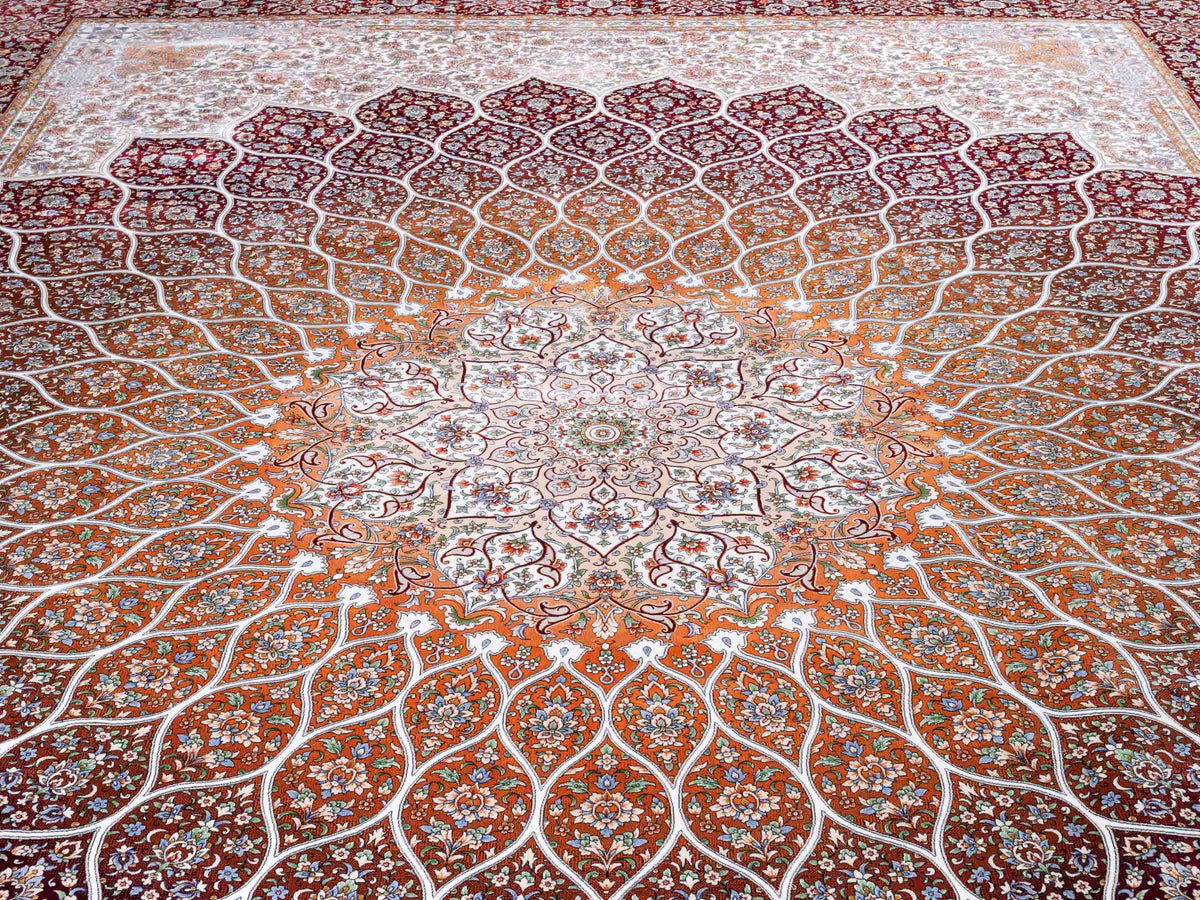 Ghom Maschinenteppich "Rudabeh" 350 x 250 cm, mit Medaillon, aus pflanzlicher Seide (Viskose), Rot-Cremeweiß. Teppichnummer: V72RC875H. Persian Luxury Collection by Khademi. Made in Iran / Persia – Vertrieb durch JUPITER Intl.