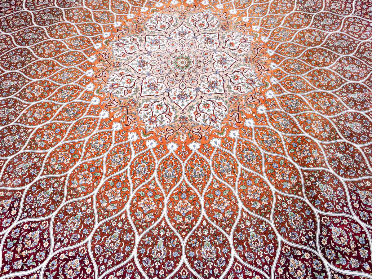 Ghom Maschinenteppich "Rudabeh" 350 x 250 cm, mit Medaillon, aus pflanzlicher Seide (Viskose), Rot-Cremeweiß. Teppichnummer: V72RC875H. Persian Luxury Collection by Khademi. Made in Iran / Persia – Vertrieb durch JUPITER Intl.