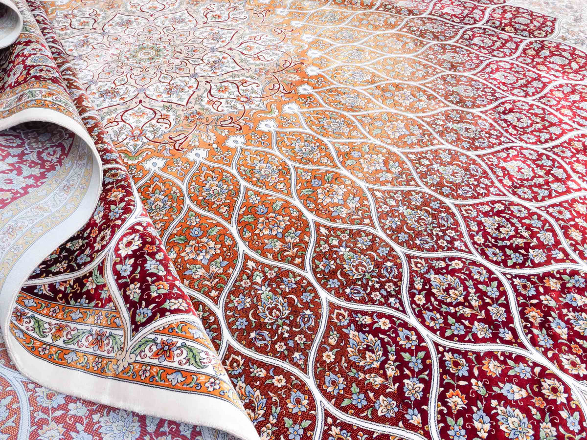 Ghom Maschinenteppich "Rudabeh" 350 x 250 cm, mit Medaillon, aus pflanzlicher Seide (Viskose), Rot-Cremeweiß. Teppichnummer: V72RC875H. Persian Luxury Collection by Khademi. Made in Iran / Persia – Vertrieb durch JUPITER Intl.