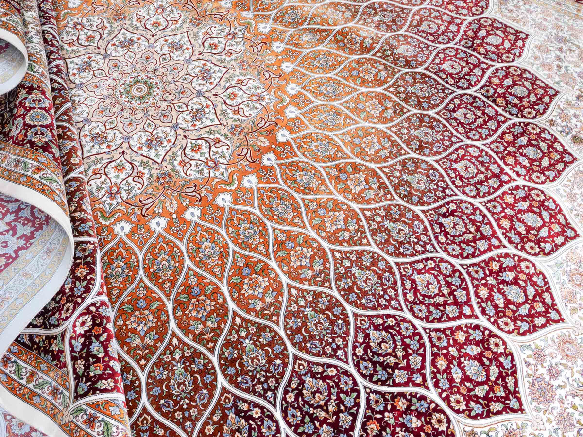Ghom Maschinenteppich "Rudabeh" 350 x 250 cm, mit Medaillon, aus pflanzlicher Seide (Viskose), Rot-Cremeweiß. Teppichnummer: V72RC875H. Persian Luxury Collection by Khademi. Made in Iran / Persia – Vertrieb durch JUPITER Intl.