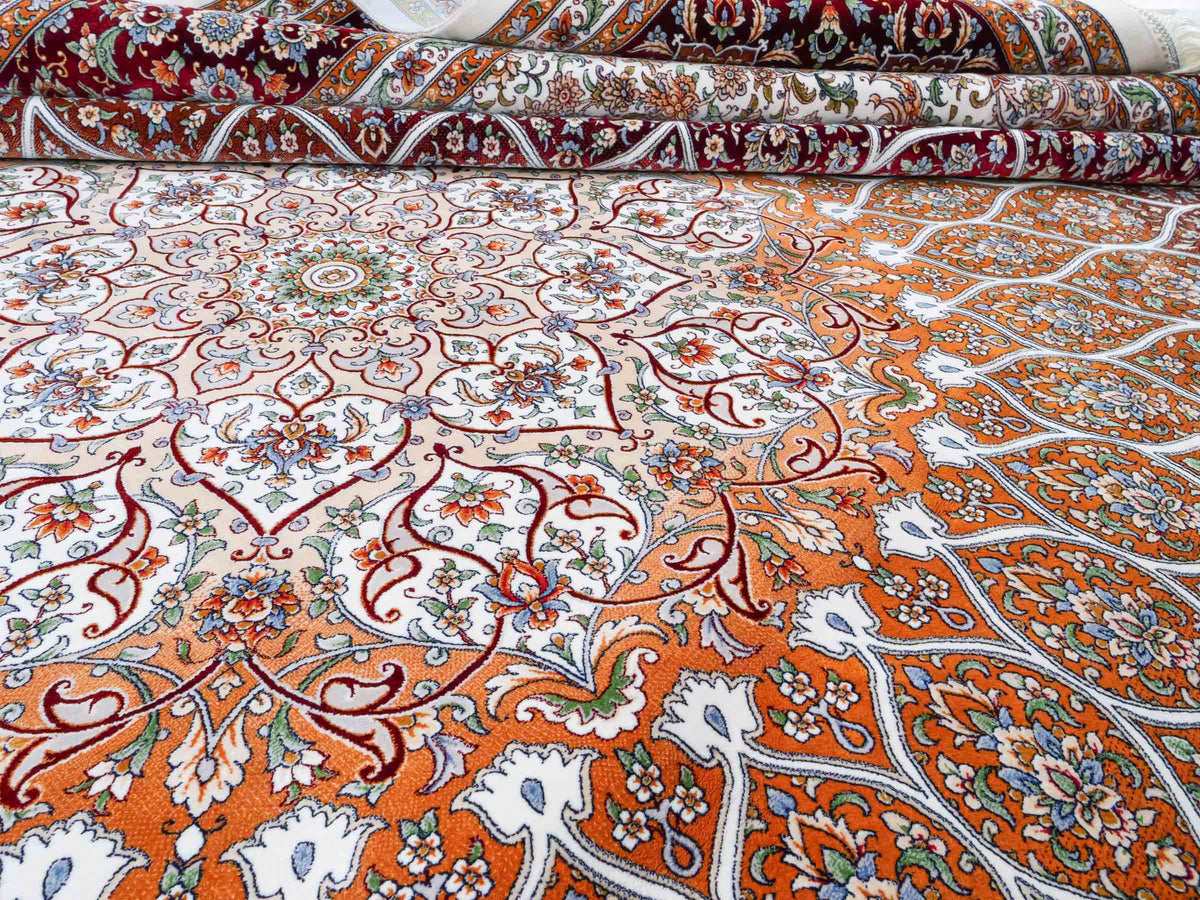 Ghom Maschinenteppich "Rudabeh" 350 x 250 cm, mit Medaillon, aus pflanzlicher Seide (Viskose), Rot-Cremeweiß. Teppichnummer: V72RC875H. Persian Luxury Collection by Khademi. Made in Iran / Persia – Vertrieb durch JUPITER Intl.