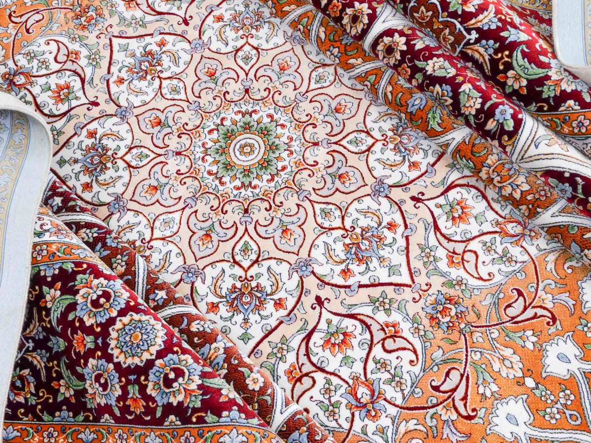 Ghom Maschinenteppich "Rudabeh" 350 x 250 cm, mit Medaillon, aus pflanzlicher Seide (Viskose), Rot-Cremeweiß. Teppichnummer: V72RC875H. Persian Luxury Collection by Khademi. Made in Iran / Persia – Vertrieb durch JUPITER Intl.