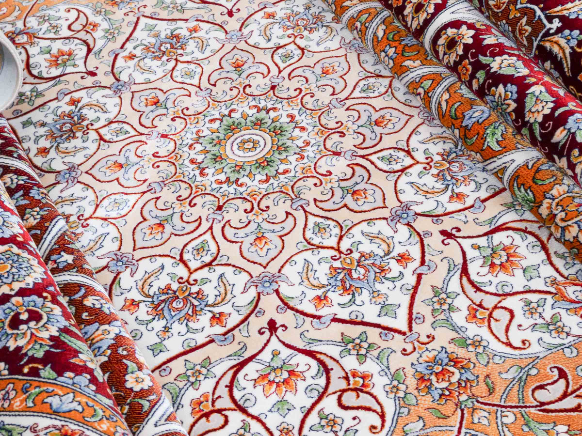 Ghom Maschinenteppich "Rudabeh" 350 x 250 cm, mit Medaillon, aus pflanzlicher Seide (Viskose), Rot-Cremeweiß. Teppichnummer: V72RC875H. Persian Luxury Collection by Khademi. Made in Iran / Persia – Vertrieb durch JUPITER Intl.