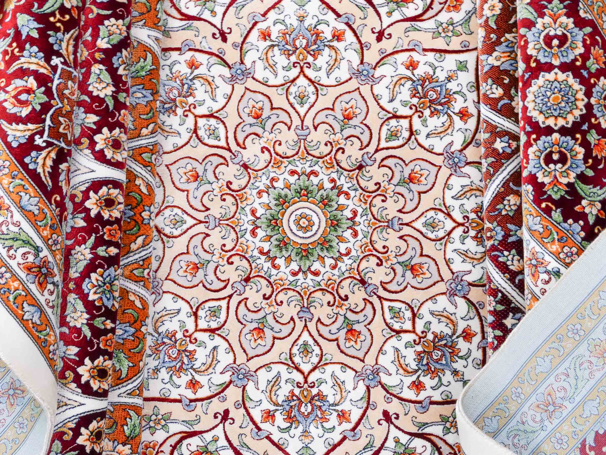 Ghom Maschinenteppich "Rudabeh" 350 x 250 cm, mit Medaillon, aus pflanzlicher Seide (Viskose), Rot-Cremeweiß. Teppichnummer: V72RC875H. Persian Luxury Collection by Khademi. Made in Iran / Persia – Vertrieb durch JUPITER Intl.