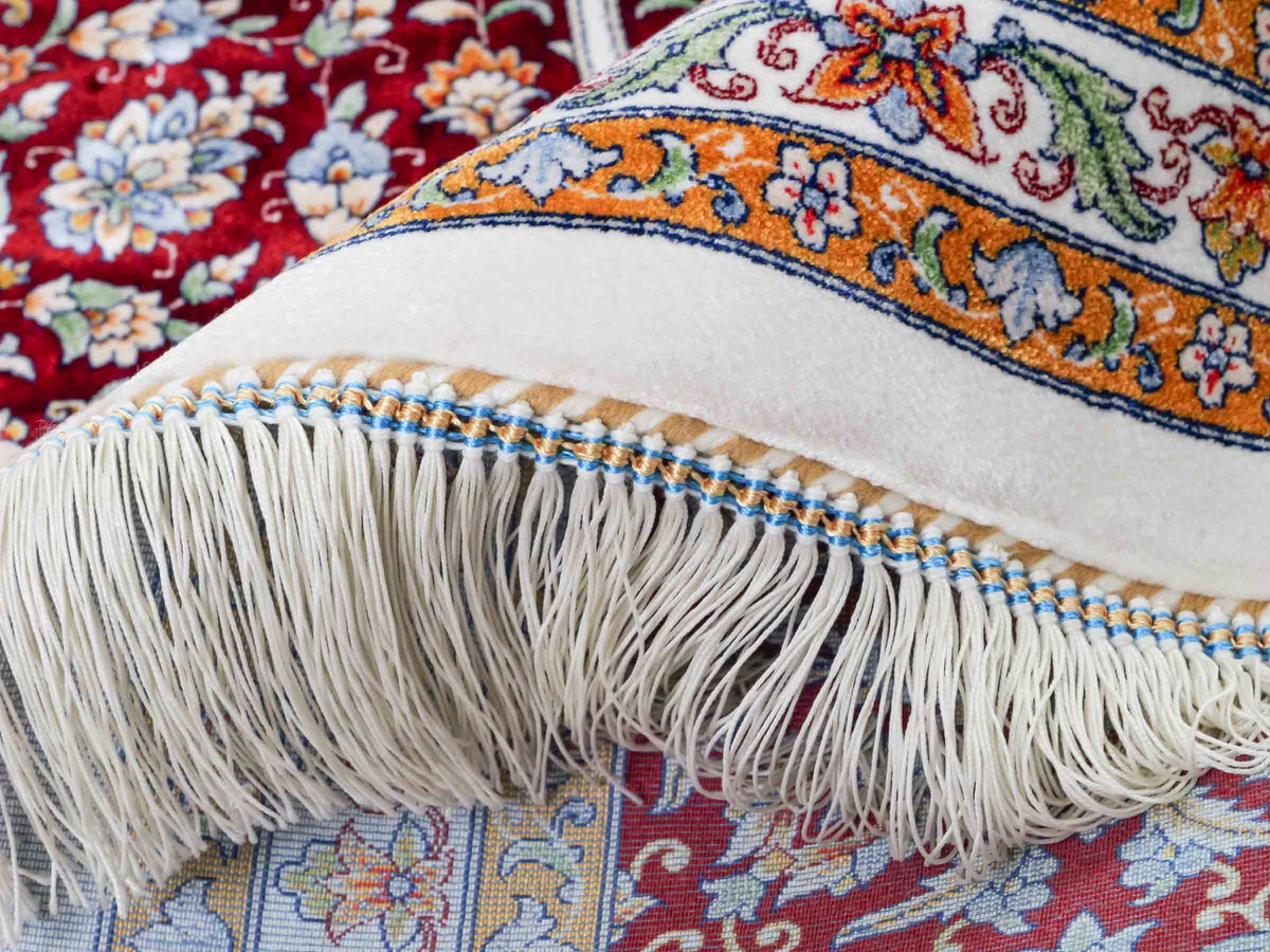 Ghom Maschinenteppich "Rudabeh" 350 x 250 cm, mit Medaillon, aus pflanzlicher Seide (Viskose), Rot-Cremeweiß. Teppichnummer: V72RC875H. Persian Luxury Collection by Khademi. Made in Iran / Persia – Vertrieb durch JUPITER Intl.