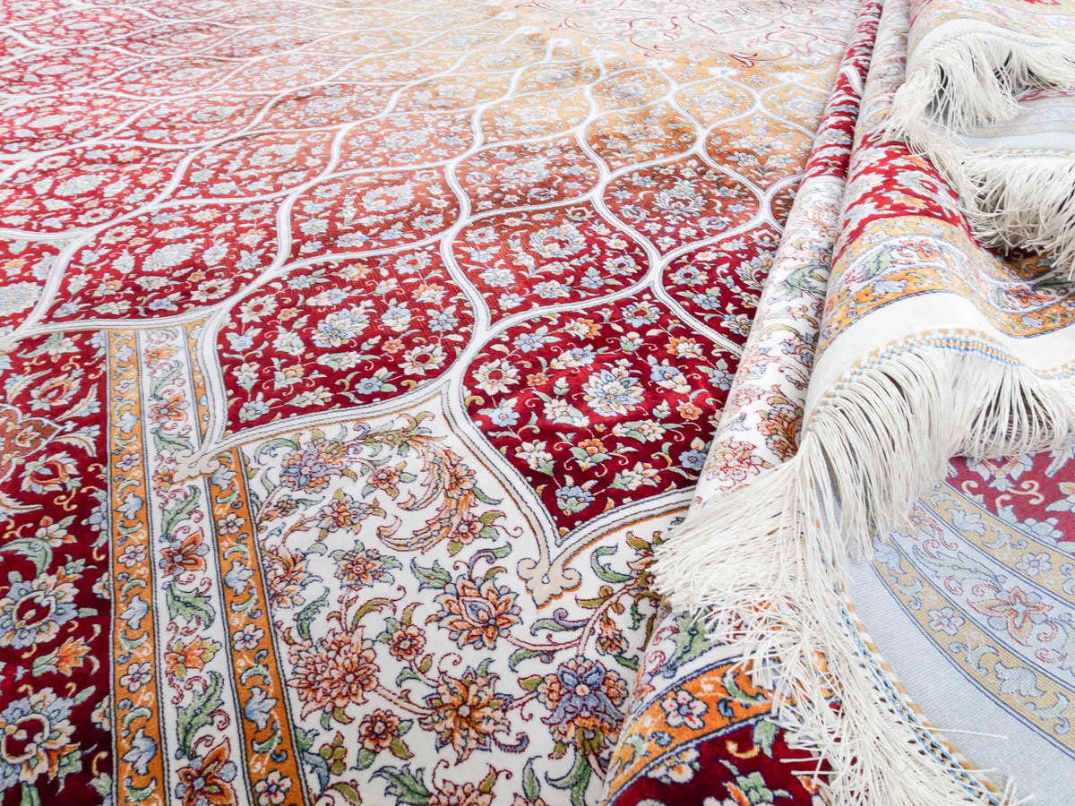 Ghom Maschinenteppich "Rudabeh" 350 x 250 cm, mit Medaillon, aus pflanzlicher Seide (Viskose), Rot-Cremeweiß. Teppichnummer: V72RC875H. Persian Luxury Collection by Khademi. Made in Iran / Persia – Vertrieb durch JUPITER Intl.