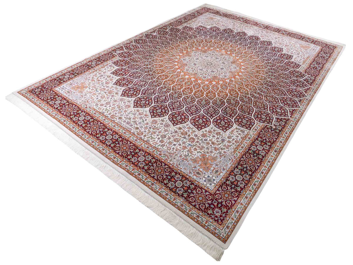 Ghom Maschinenteppich "Rudabeh" 350 x 250 cm, mit Medaillon, aus pflanzlicher Seide (Viskose), Rot-Cremeweiß. Teppichnummer: V72RC875H. Persian Luxury Collection by Khademi. Made in Iran / Persia – Vertrieb durch JUPITER Intl.