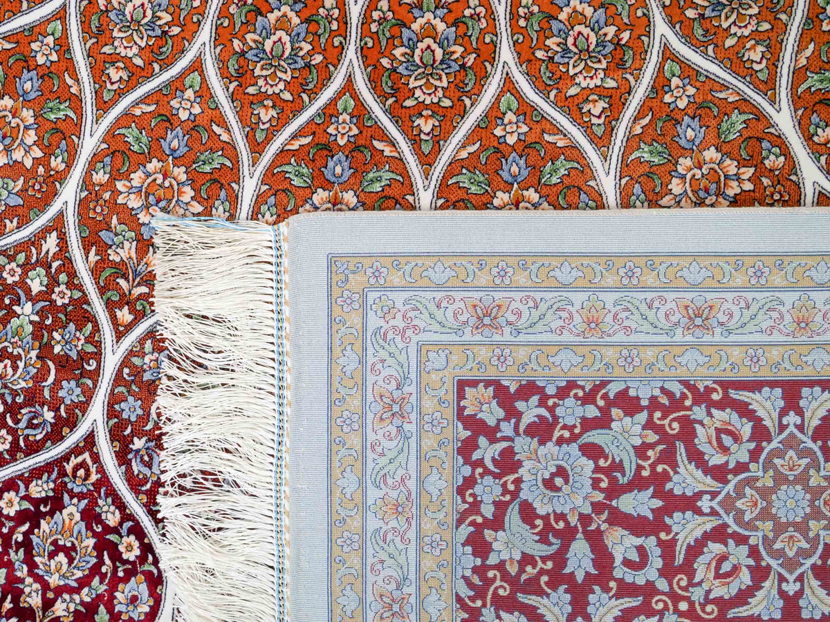 Ghom Maschinenteppich "Rudabeh" 350 x 250 cm, mit Medaillon, aus pflanzlicher Seide (Viskose), Rot-Cremeweiß. Teppichnummer: V72RC875H. Persian Luxury Collection by Khademi. Made in Iran / Persia – Vertrieb durch JUPITER Intl.