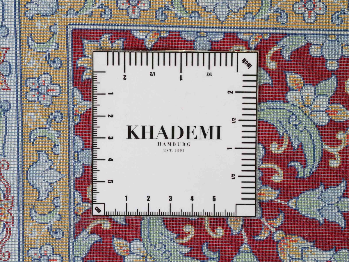 Ghom Maschinenteppich "Rudabeh" 350 x 250 cm, mit Medaillon, aus pflanzlicher Seide (Viskose), Rot-Cremeweiß. Teppichnummer: V72RC875H. Persian Luxury Collection by Khademi. Made in Iran / Persia – Vertrieb durch JUPITER Intl.