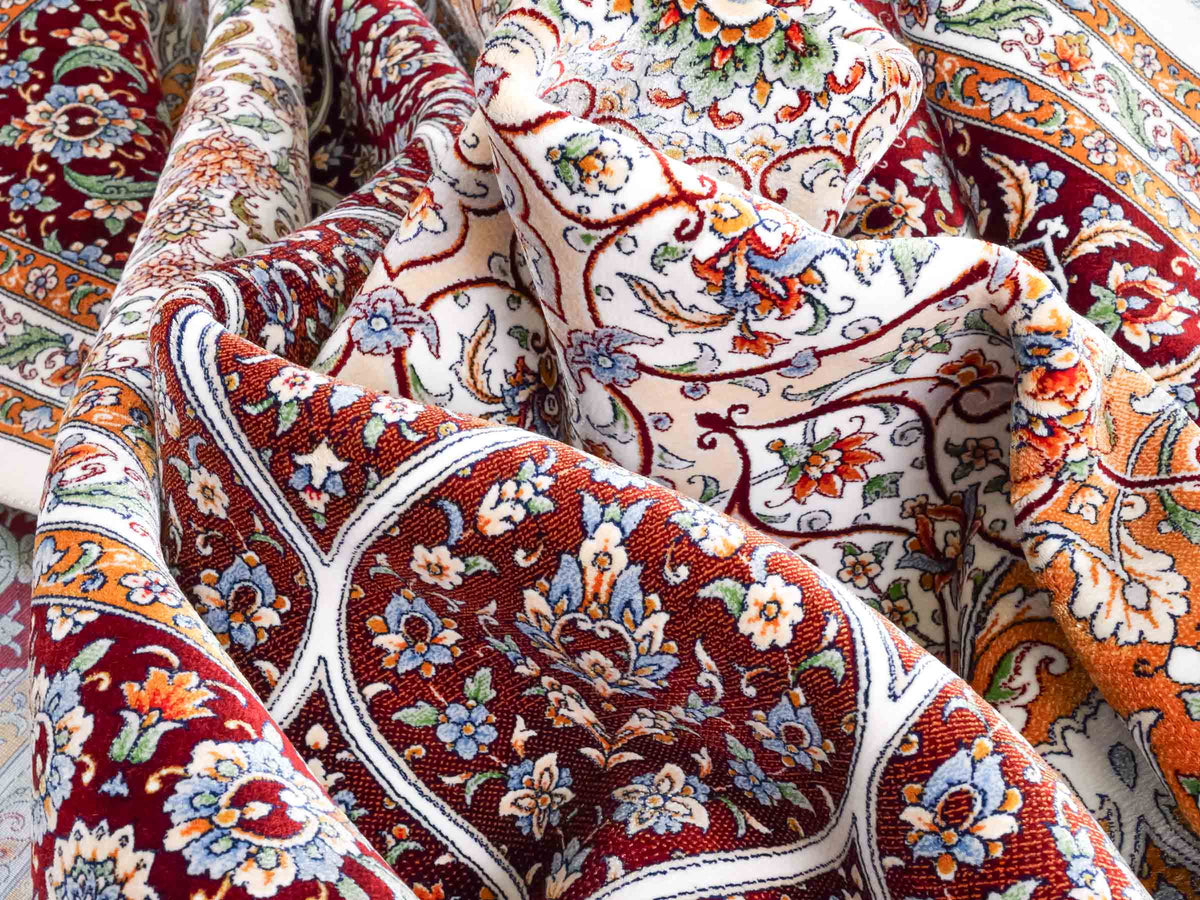 Ghom Maschinenteppich "Rudabeh" 350 x 250 cm, mit Medaillon, aus pflanzlicher Seide (Viskose), Rot-Cremeweiß. Teppichnummer: V72RC875H. Persian Luxury Collection by Khademi. Made in Iran / Persia – Vertrieb durch JUPITER Intl.