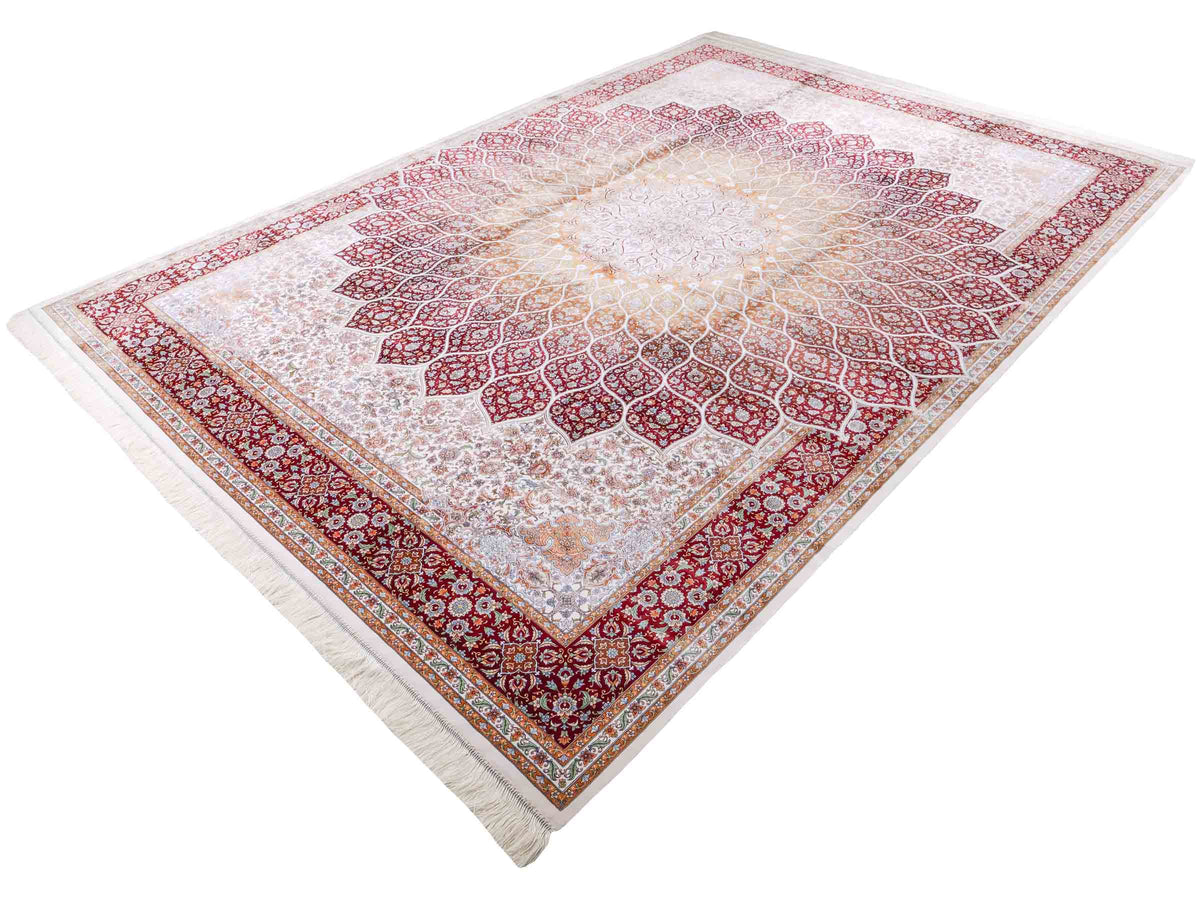 Ghom Maschinenteppich "Rudabeh" 350 x 250 cm, mit Medaillon, aus pflanzlicher Seide (Viskose), Rot-Cremeweiß. Teppichnummer: V72RC875H. Persian Luxury Collection by Khademi. Made in Iran / Persia – Vertrieb durch JUPITER Intl.