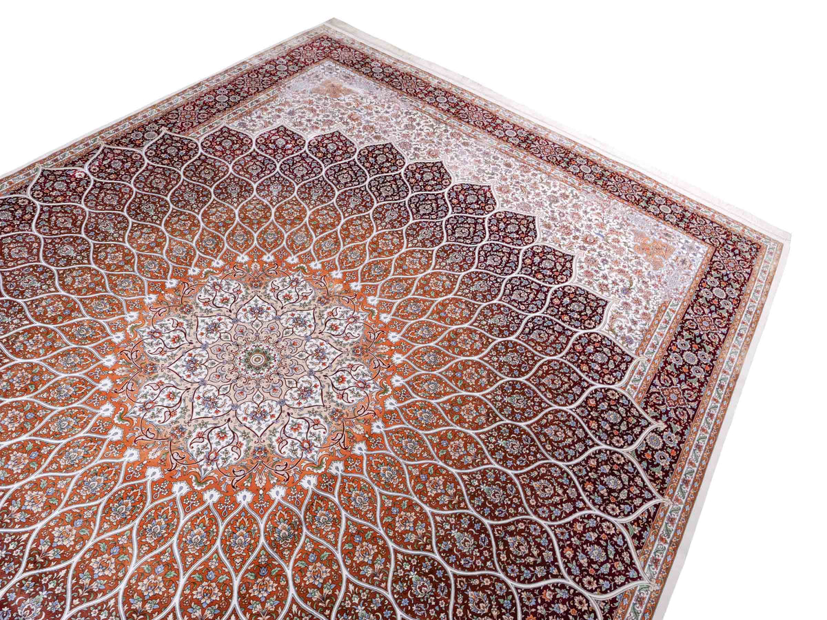 Ghom Maschinenteppich "Rudabeh" 350 x 250 cm, mit Medaillon, aus pflanzlicher Seide (Viskose), Rot-Cremeweiß. Teppichnummer: V72RC875H. Persian Luxury Collection by Khademi. Made in Iran / Persia – Vertrieb durch JUPITER Intl.