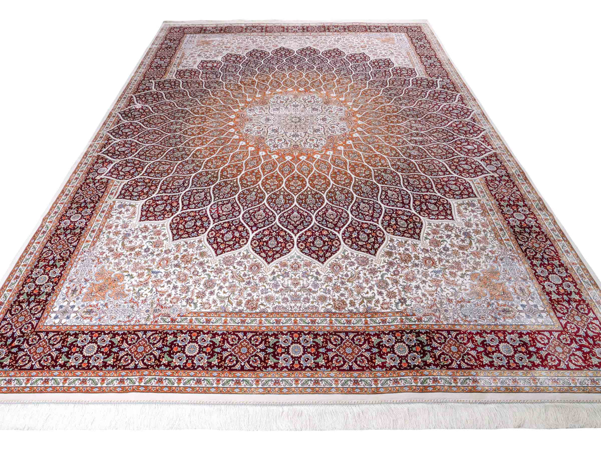 Ghom Maschinenteppich "Rudabeh" 350 x 250 cm, mit Medaillon, aus pflanzlicher Seide (Viskose), Rot-Cremeweiß. Teppichnummer: V72RC875H. Persian Luxury Collection by Khademi. Made in Iran / Persia – Vertrieb durch JUPITER Intl.