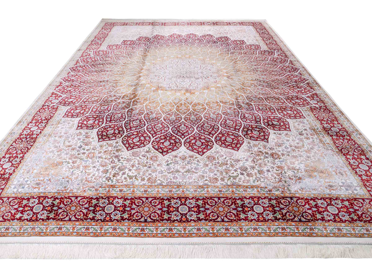 Ghom Maschinenteppich "Rudabeh" 350 x 250 cm, mit Medaillon, aus pflanzlicher Seide (Viskose), Rot-Cremeweiß. Teppichnummer: V72RC875H. Persian Luxury Collection by Khademi. Made in Iran / Persia – Vertrieb durch JUPITER Intl.