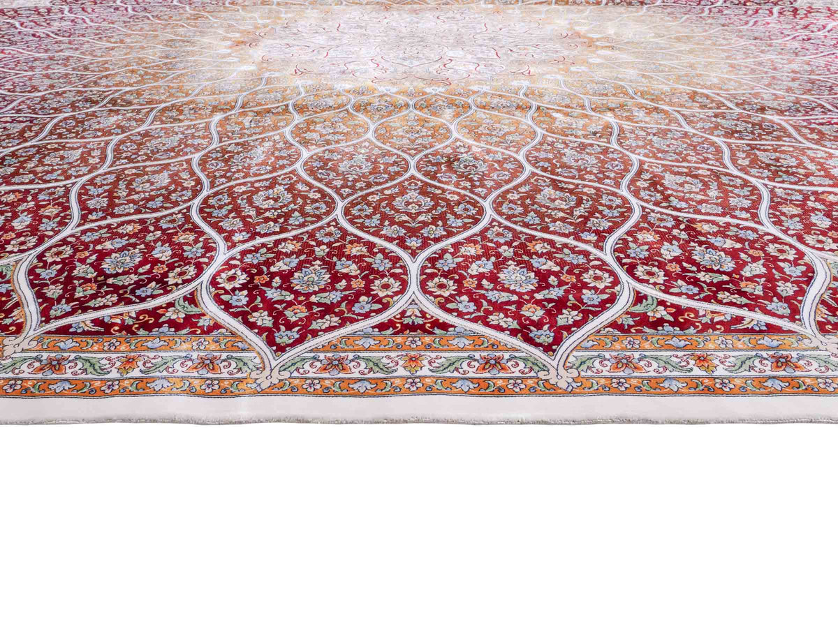 Ghom Maschinenteppich "Rudabeh" 350 x 250 cm, mit Medaillon, aus pflanzlicher Seide (Viskose), Rot-Cremeweiß. Teppichnummer: V72RC875H. Persian Luxury Collection by Khademi. Made in Iran / Persia – Vertrieb durch JUPITER Intl.