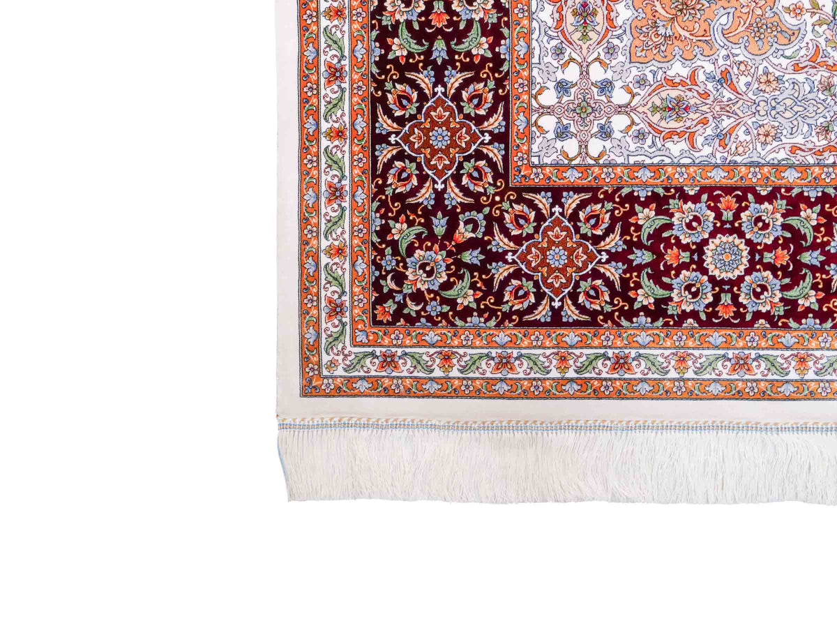 Ghom Maschinenteppich "Rudabeh" 350 x 250 cm, mit Medaillon, aus pflanzlicher Seide (Viskose), Rot-Cremeweiß. Teppichnummer: V72RC875H. Persian Luxury Collection by Khademi. Made in Iran / Persia – Vertrieb durch JUPITER Intl.