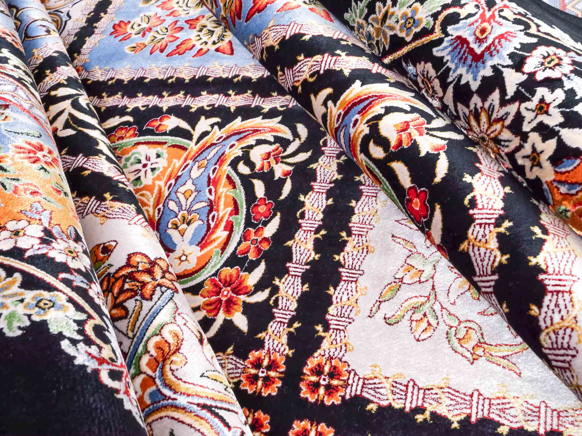 Ghom Maschinenteppich "Shahnaz" 300 x 200 cm, mit Feldmuster, aus pflanzlicher Seide (Viskose), Schwarz-Mehrfarbig. Teppichnummer: V82BK600M. Persian Luxury Collection by Khademi. Made in Iran / Persia – Vertrieb durch JUPITER Intl.