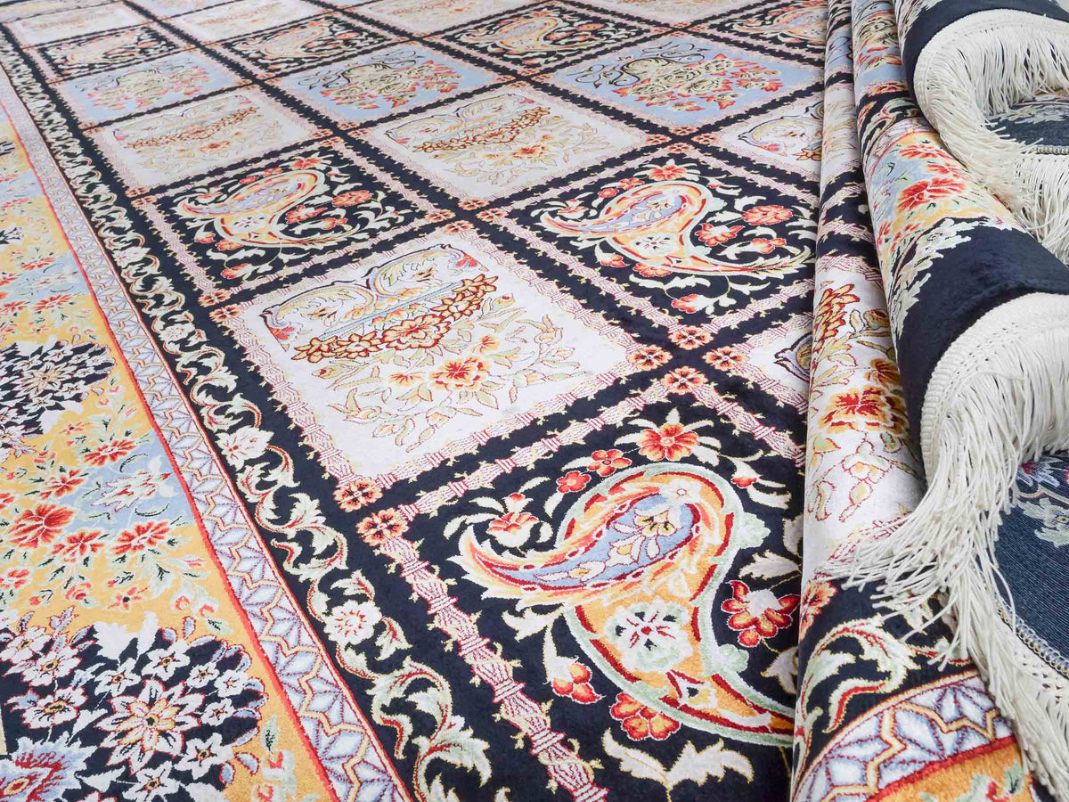 Ghom Maschinenteppich "Shahnaz" 300 x 200 cm, mit Feldmuster, aus pflanzlicher Seide (Viskose), Schwarz-Mehrfarbig. Teppichnummer: V82BK600M. Persian Luxury Collection by Khademi. Made in Iran / Persia – Vertrieb durch JUPITER Intl.