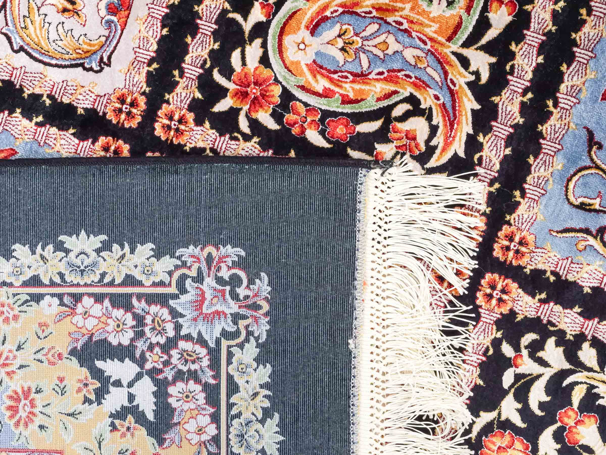 Ghom Maschinenteppich "Shahnaz" 300 x 200 cm, mit Feldmuster, aus pflanzlicher Seide (Viskose), Schwarz-Mehrfarbig. Teppichnummer: V82BK600M. Persian Luxury Collection by Khademi. Made in Iran / Persia – Vertrieb durch JUPITER Intl.