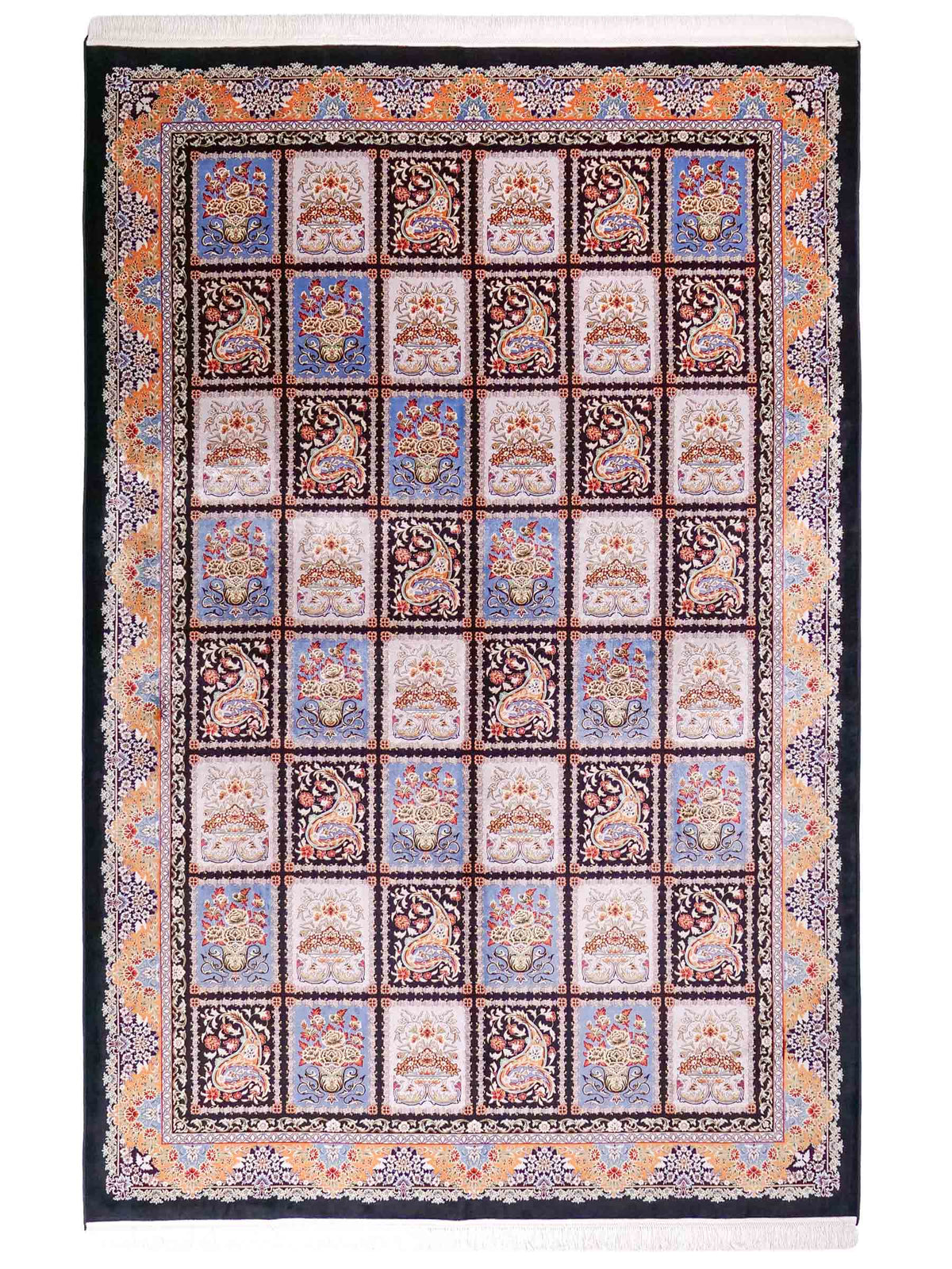 Ghom Maschinenteppich "Shahnaz" 300 x 200 cm, mit Feldmuster, aus pflanzlicher Seide (Viskose), Schwarz-Mehrfarbig. Teppichnummer: V82BK600M. Persian Luxury Collection by Khademi. Made in Iran / Persia – Vertrieb durch JUPITER Intl.