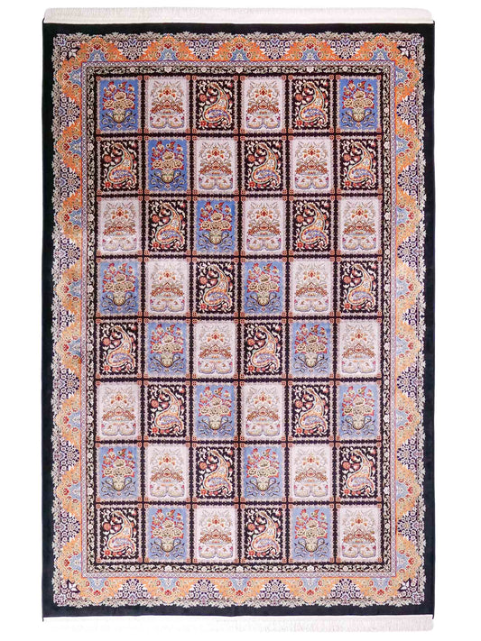 Ghom Maschinenteppich "Shahnaz" 300 x 200 cm, mit Feldmuster, aus pflanzlicher Seide (Viskose), Schwarz-Mehrfarbig. Teppichnummer: V82BK600M. Persian Luxury Collection by Khademi. Made in Iran / Persia – Vertrieb durch JUPITER Intl.