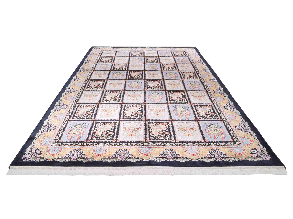 Ghom Maschinenteppich "Shahnaz" 300 x 200 cm, mit Feldmuster, aus pflanzlicher Seide (Viskose), Schwarz-Mehrfarbig. Teppichnummer: V82BK600M. Persian Luxury Collection by Khademi. Made in Iran / Persia – Vertrieb durch JUPITER Intl.