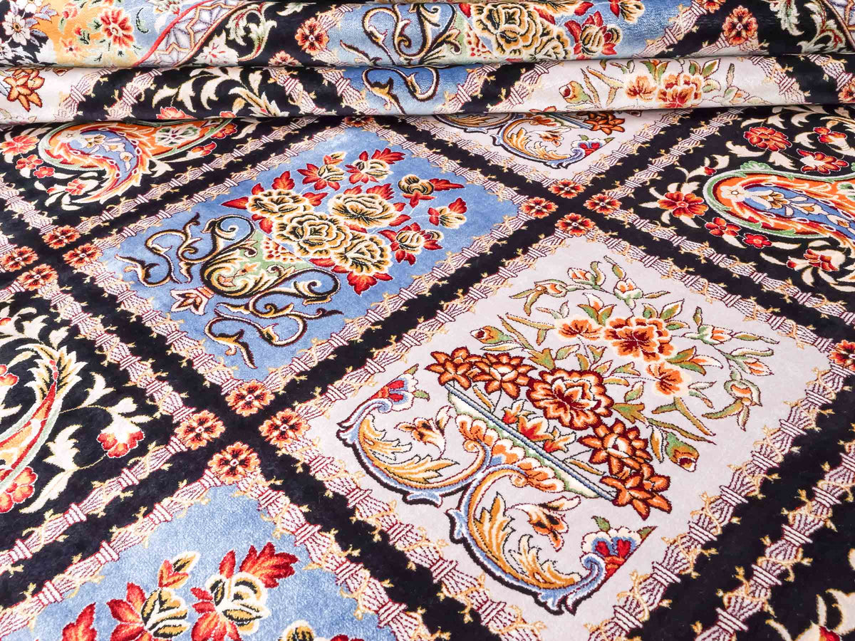 Ghom Maschinenteppich "Shahnaz" 300 x 200 cm, mit Feldmuster, aus pflanzlicher Seide (Viskose), Schwarz-Mehrfarbig. Teppichnummer: V82BK600M. Persian Luxury Collection by Khademi. Made in Iran / Persia – Vertrieb durch JUPITER Intl.