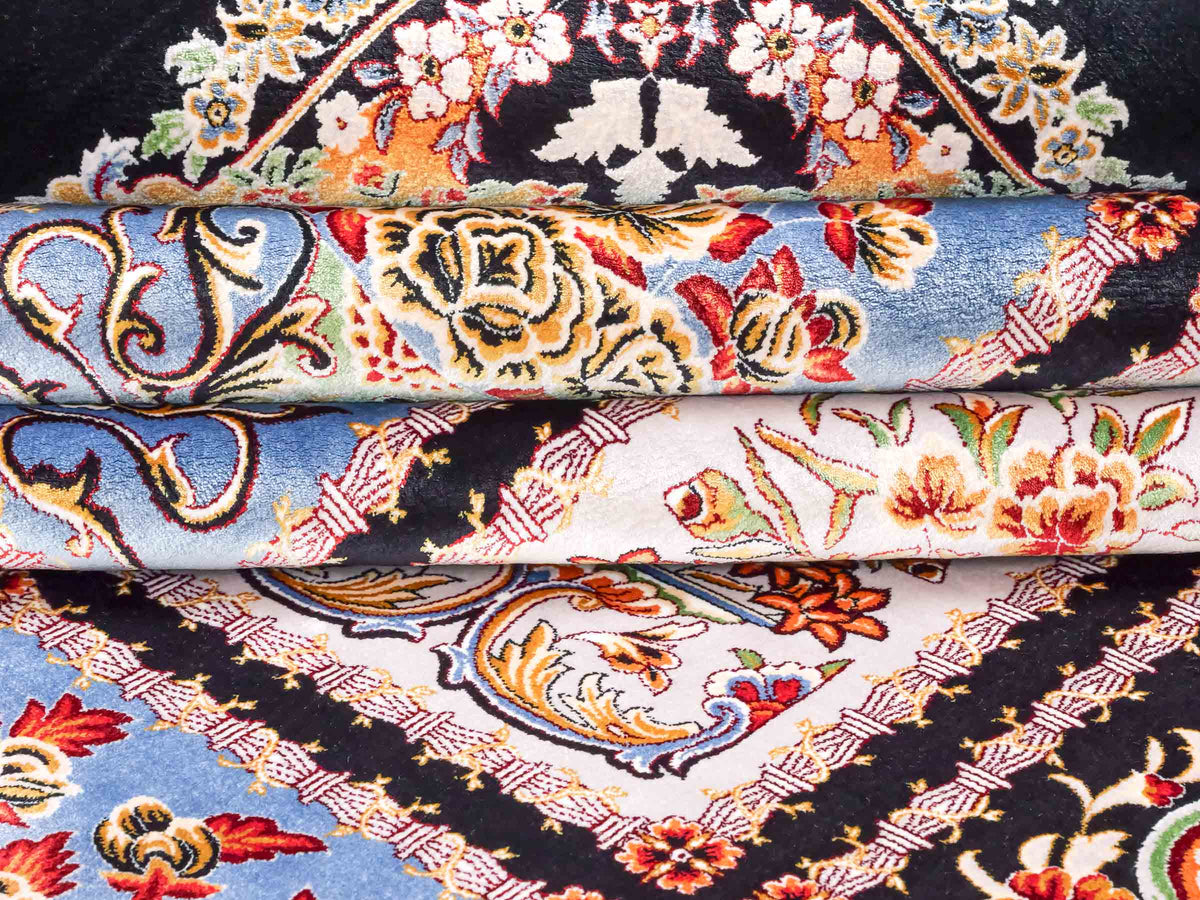 Ghom Maschinenteppich "Shahnaz" 300 x 200 cm, mit Feldmuster, aus pflanzlicher Seide (Viskose), Schwarz-Mehrfarbig. Teppichnummer: V82BK600M. Persian Luxury Collection by Khademi. Made in Iran / Persia – Vertrieb durch JUPITER Intl.