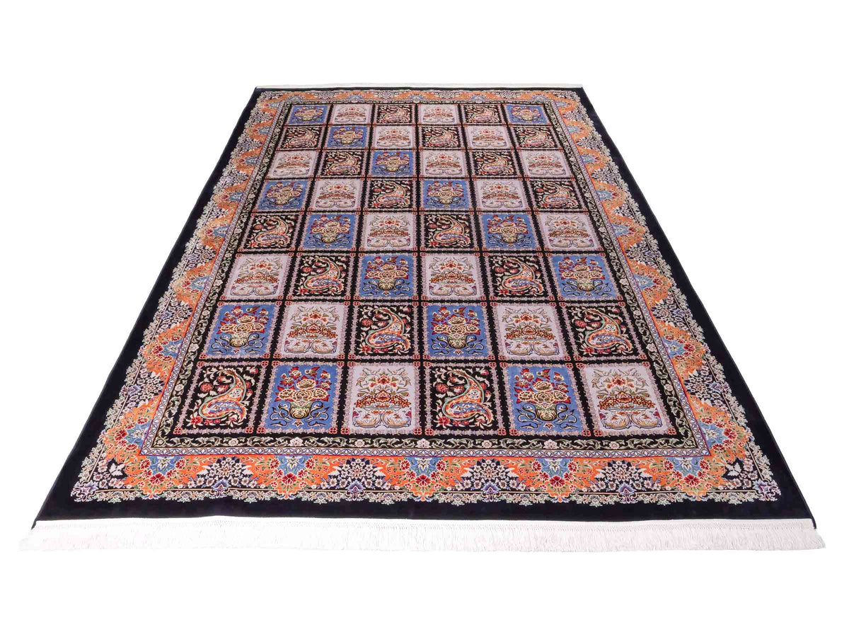 Ghom Maschinenteppich "Shahnaz" 300 x 200 cm, mit Feldmuster, aus pflanzlicher Seide (Viskose), Schwarz-Mehrfarbig. Teppichnummer: V82BK600M. Persian Luxury Collection by Khademi. Made in Iran / Persia – Vertrieb durch JUPITER Intl.