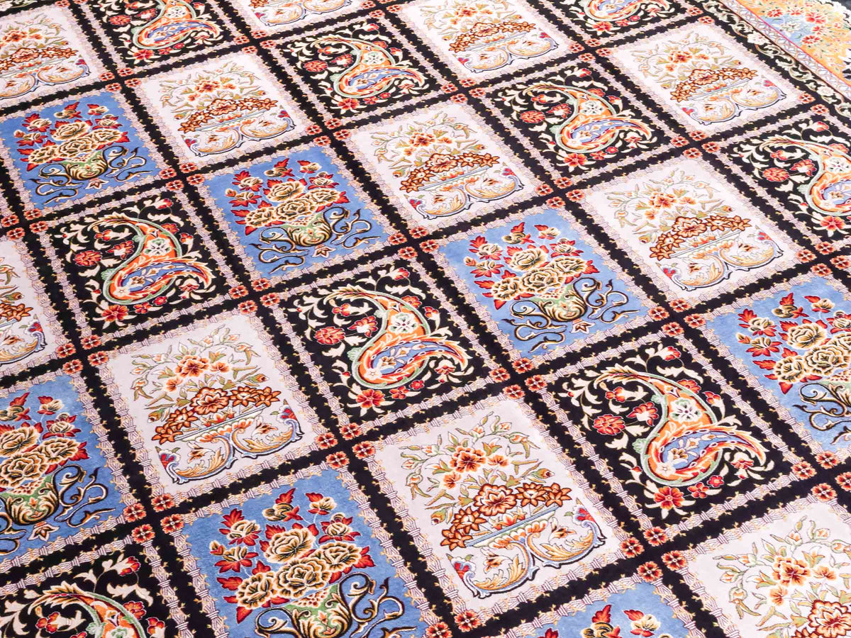 Ghom Maschinenteppich "Shahnaz" 300 x 200 cm, mit Feldmuster, aus pflanzlicher Seide (Viskose), Schwarz-Mehrfarbig. Teppichnummer: V82BK600M. Persian Luxury Collection by Khademi. Made in Iran / Persia – Vertrieb durch JUPITER Intl.
