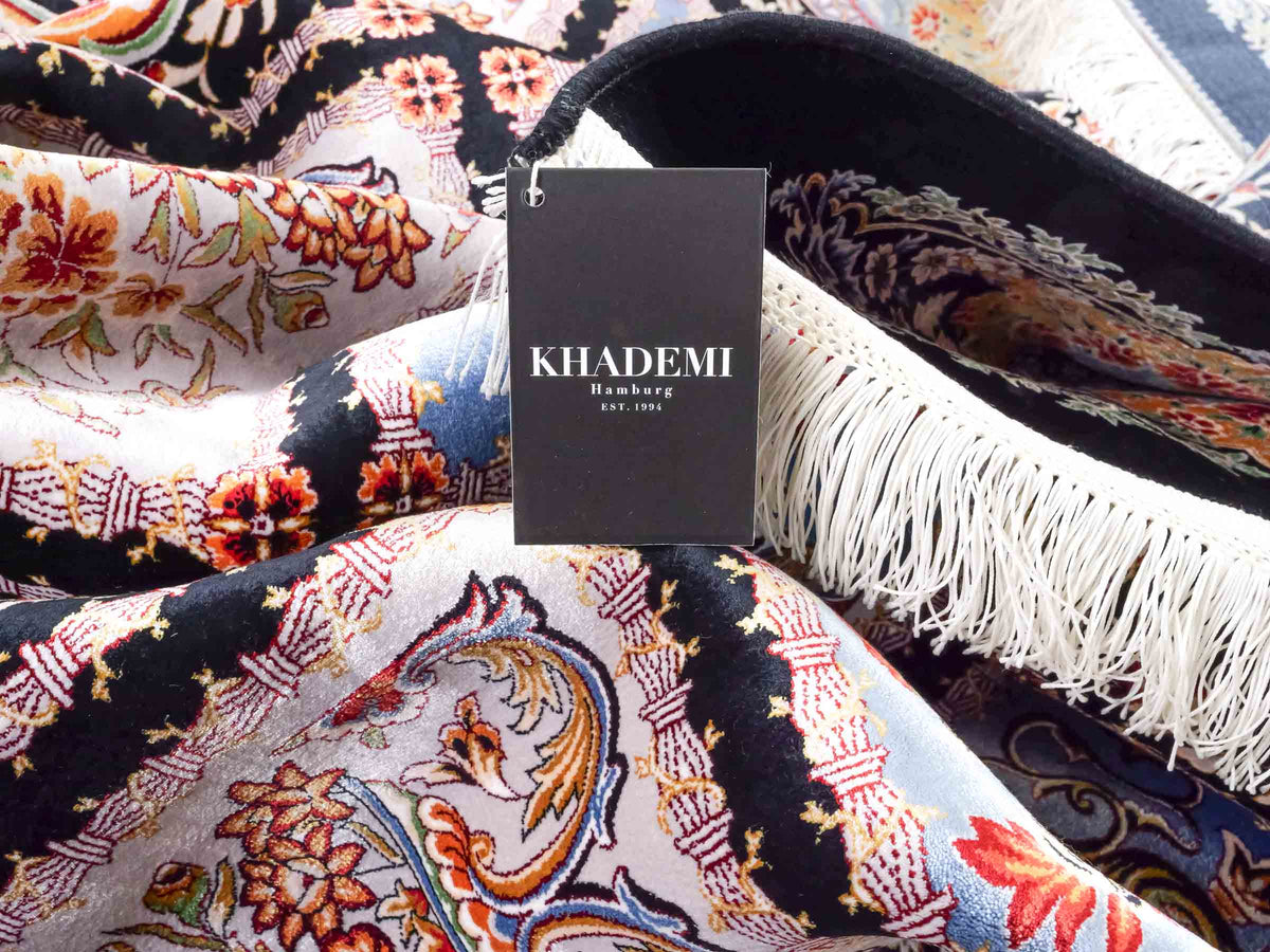 Ghom Maschinenteppich "Shahnaz" 300 x 200 cm, mit Feldmuster, aus pflanzlicher Seide (Viskose), Schwarz-Mehrfarbig. Teppichnummer: V82BK600M. Persian Luxury Collection by Khademi. Made in Iran / Persia – Vertrieb durch JUPITER Intl.