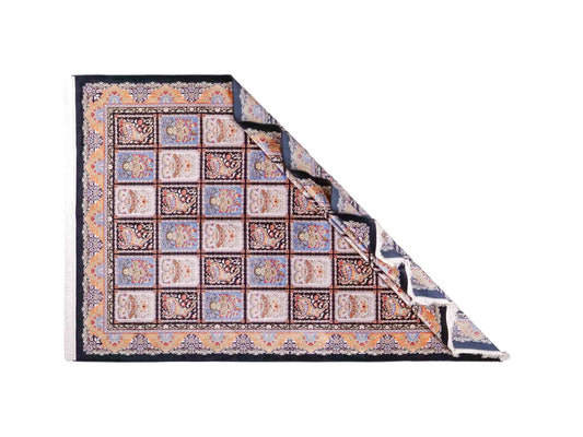 Ghom Maschinenteppich "Shahnaz" 300 x 200 cm, mit Feldmuster, aus pflanzlicher Seide (Viskose), Schwarz-Mehrfarbig. Teppichnummer: V82BK600M. Persian Luxury Collection by Khademi. Made in Iran / Persia – Vertrieb durch JUPITER Intl.