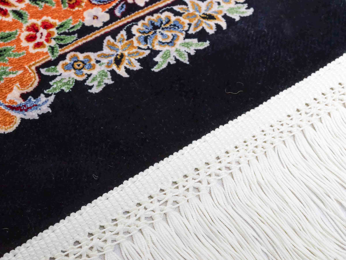 Ghom Maschinenteppich "Shahnaz" 300 x 200 cm, mit Feldmuster, aus pflanzlicher Seide (Viskose), Schwarz-Mehrfarbig. Teppichnummer: V82BK600M. Persian Luxury Collection by Khademi. Made in Iran / Persia – Vertrieb durch JUPITER Intl.