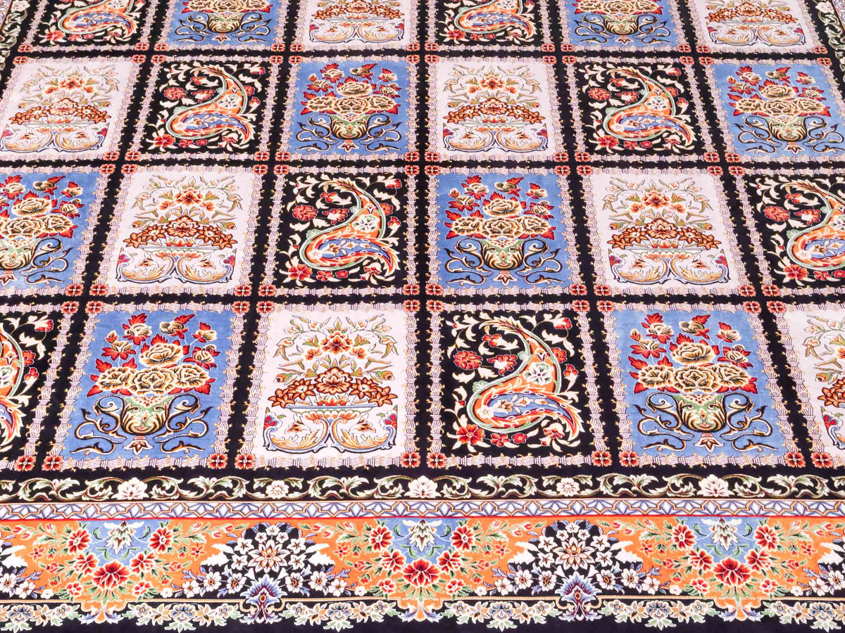 Ghom Maschinenteppich "Shahnaz" 300 x 200 cm, mit Feldmuster, aus pflanzlicher Seide (Viskose), Schwarz-Mehrfarbig. Teppichnummer: V82BK600M. Persian Luxury Collection by Khademi. Made in Iran / Persia – Vertrieb durch JUPITER Intl.