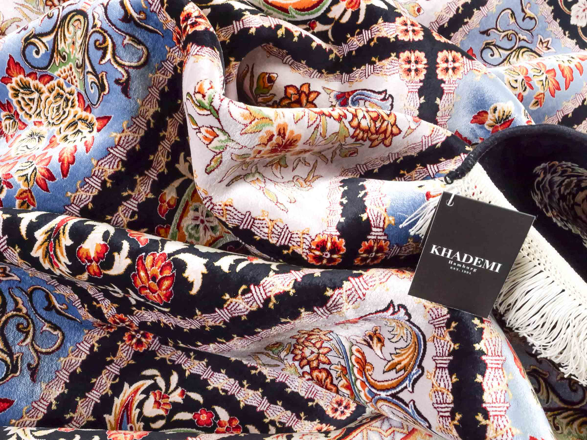 Ghom Maschinenteppich "Shahnaz" 300 x 200 cm, mit Feldmuster, aus pflanzlicher Seide (Viskose), Schwarz-Mehrfarbig. Teppichnummer: V82BK600M. Persian Luxury Collection by Khademi. Made in Iran / Persia – Vertrieb durch JUPITER Intl.