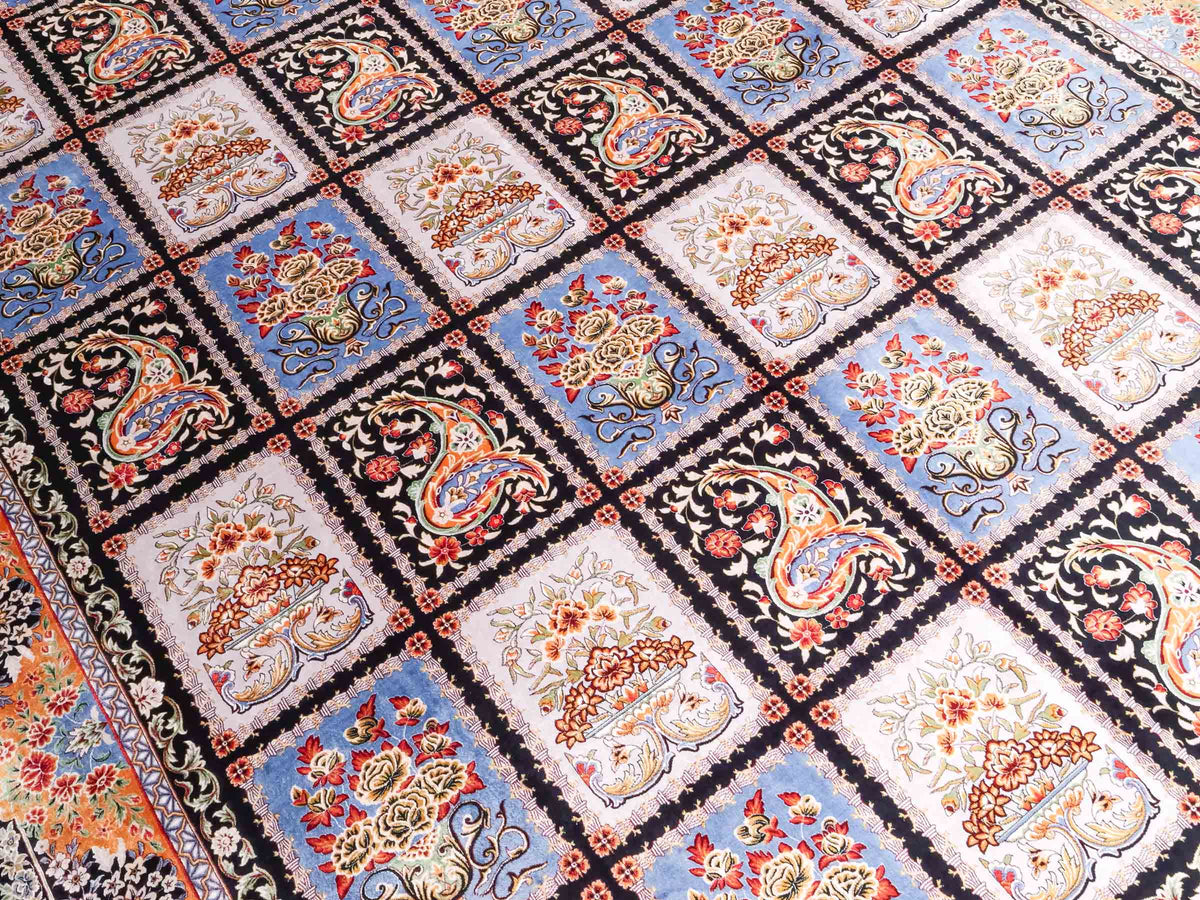 Ghom Maschinenteppich "Shahnaz" 300 x 200 cm, mit Feldmuster, aus pflanzlicher Seide (Viskose), Schwarz-Mehrfarbig. Teppichnummer: V82BK600M. Persian Luxury Collection by Khademi. Made in Iran / Persia – Vertrieb durch JUPITER Intl.