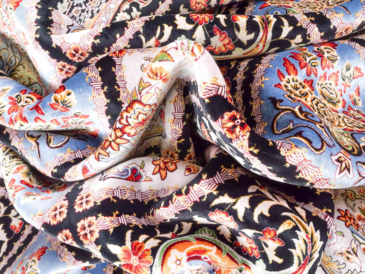 Ghom Maschinenteppich "Shahnaz" 300 x 200 cm, mit Feldmuster, aus pflanzlicher Seide (Viskose), Schwarz-Mehrfarbig. Teppichnummer: V82BK600M. Persian Luxury Collection by Khademi. Made in Iran / Persia – Vertrieb durch JUPITER Intl.
