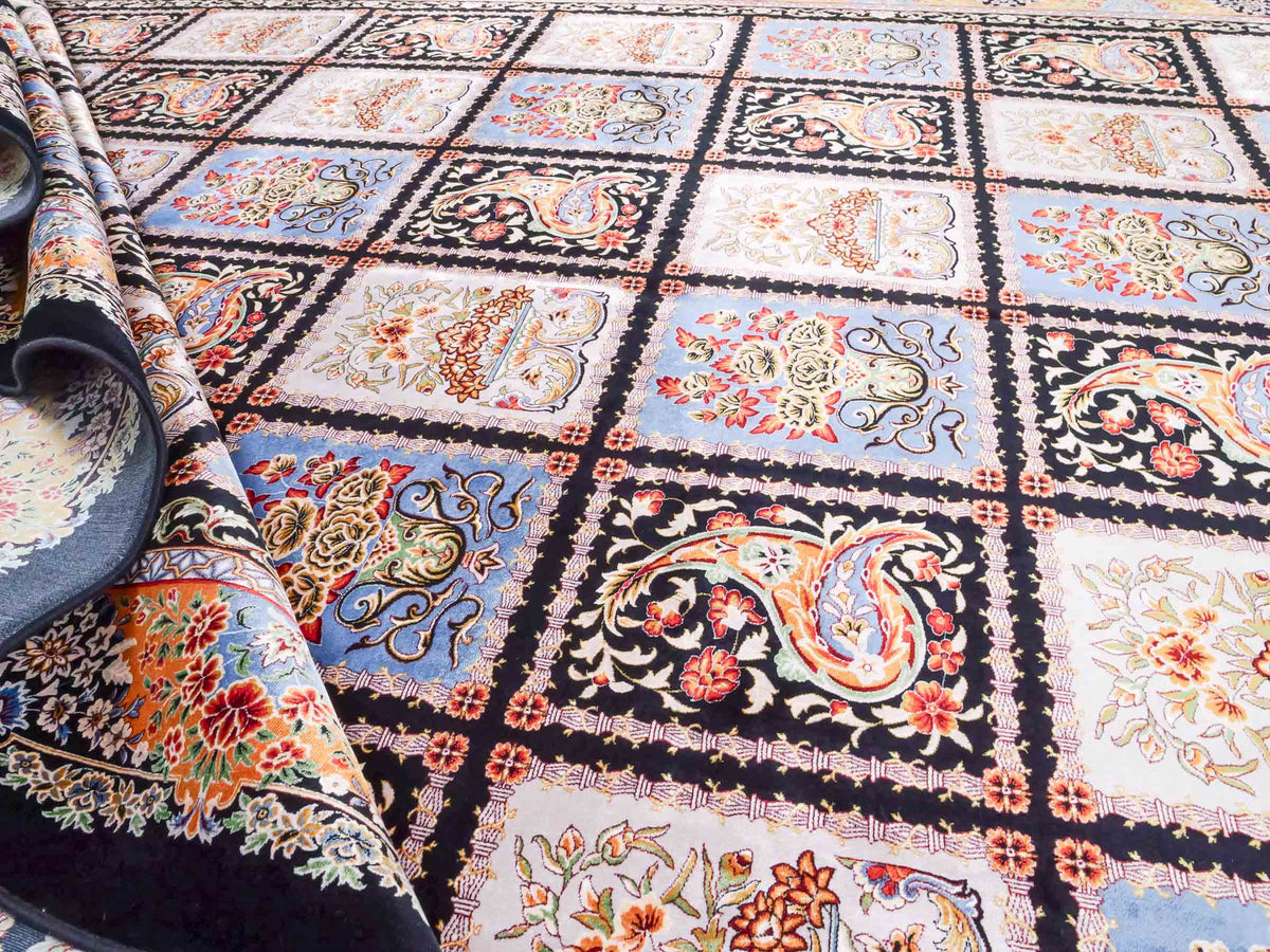 Ghom Maschinenteppich "Shahnaz" 300 x 200 cm, mit Feldmuster, aus pflanzlicher Seide (Viskose), Schwarz-Mehrfarbig. Teppichnummer: V82BK600M. Persian Luxury Collection by Khademi. Made in Iran / Persia – Vertrieb durch JUPITER Intl.