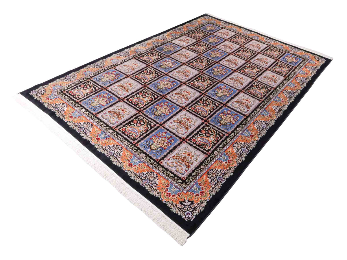 Ghom Maschinenteppich "Shahnaz" 300 x 200 cm, mit Feldmuster, aus pflanzlicher Seide (Viskose), Schwarz-Mehrfarbig. Teppichnummer: V82BK600M. Persian Luxury Collection by Khademi. Made in Iran / Persia – Vertrieb durch JUPITER Intl.