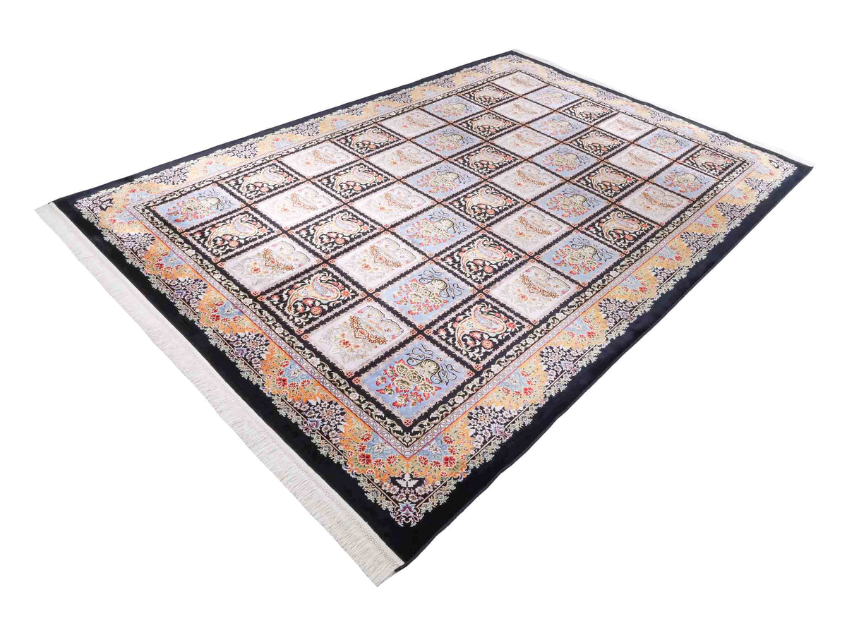 Ghom Maschinenteppich "Shahnaz" 300 x 200 cm, mit Feldmuster, aus pflanzlicher Seide (Viskose), Schwarz-Mehrfarbig. Teppichnummer: V82BK600M. Persian Luxury Collection by Khademi. Made in Iran / Persia – Vertrieb durch JUPITER Intl.