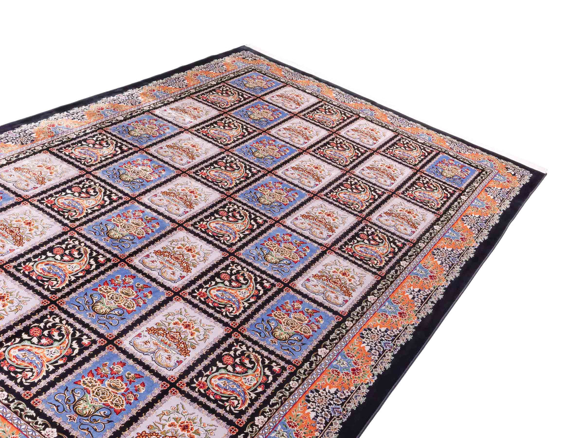 Ghom Maschinenteppich "Shahnaz" 300 x 200 cm, mit Feldmuster, aus pflanzlicher Seide (Viskose), Schwarz-Mehrfarbig. Teppichnummer: V82BK600M. Persian Luxury Collection by Khademi. Made in Iran / Persia – Vertrieb durch JUPITER Intl.