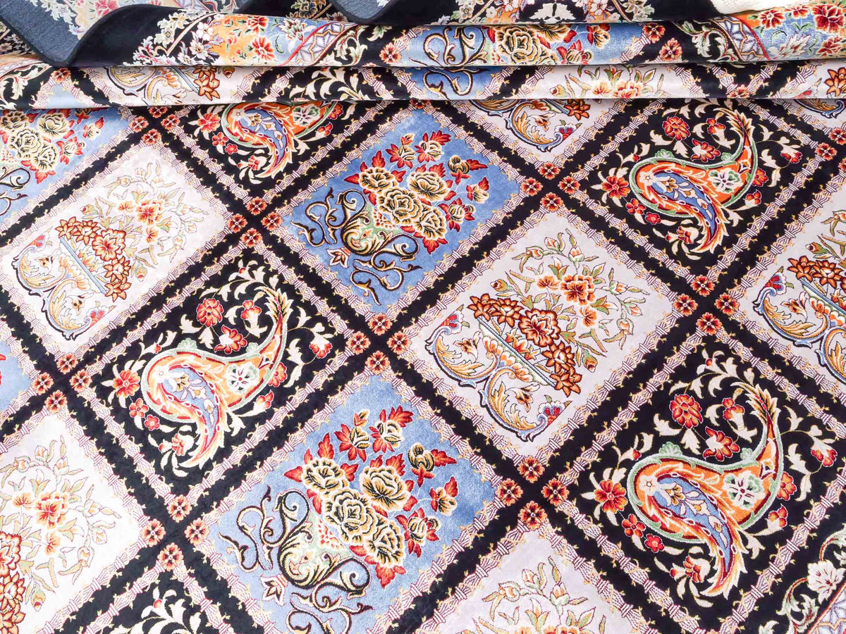 Ghom Maschinenteppich "Shahnaz" 300 x 200 cm, mit Feldmuster, aus pflanzlicher Seide (Viskose), Schwarz-Mehrfarbig. Teppichnummer: V82BK600M. Persian Luxury Collection by Khademi. Made in Iran / Persia – Vertrieb durch JUPITER Intl.