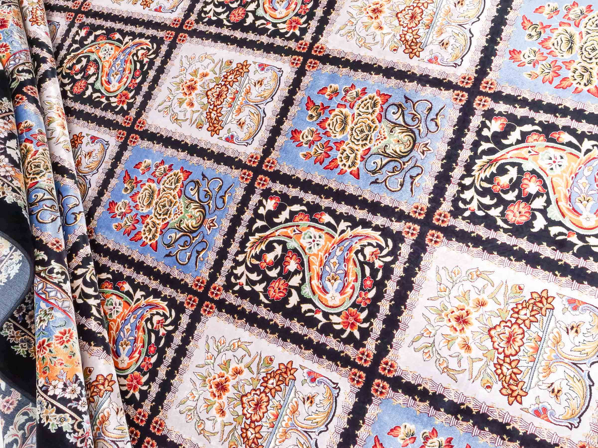 Ghom Maschinenteppich "Shahnaz" 300 x 200 cm, mit Feldmuster, aus pflanzlicher Seide (Viskose), Schwarz-Mehrfarbig. Teppichnummer: V82BK600M. Persian Luxury Collection by Khademi. Made in Iran / Persia – Vertrieb durch JUPITER Intl.
