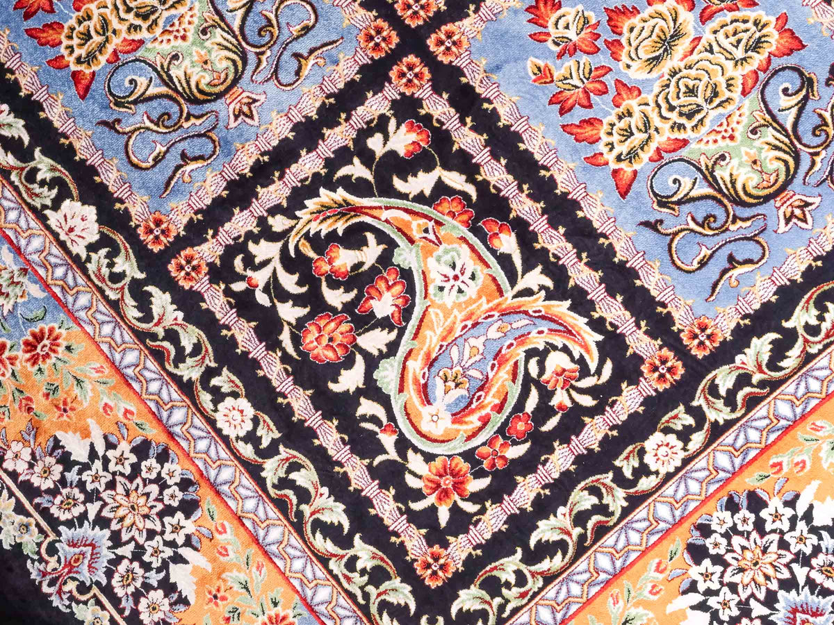Ghom Maschinenteppich "Shahnaz" 300 x 200 cm, mit Feldmuster, aus pflanzlicher Seide (Viskose), Schwarz-Mehrfarbig. Teppichnummer: V82BK600M. Persian Luxury Collection by Khademi. Made in Iran / Persia – Vertrieb durch JUPITER Intl.