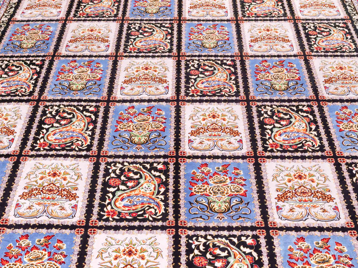Ghom Maschinenteppich "Shahnaz" 300 x 200 cm, mit Feldmuster, aus pflanzlicher Seide (Viskose), Schwarz-Mehrfarbig. Teppichnummer: V82BK600M. Persian Luxury Collection by Khademi. Made in Iran / Persia – Vertrieb durch JUPITER Intl.
